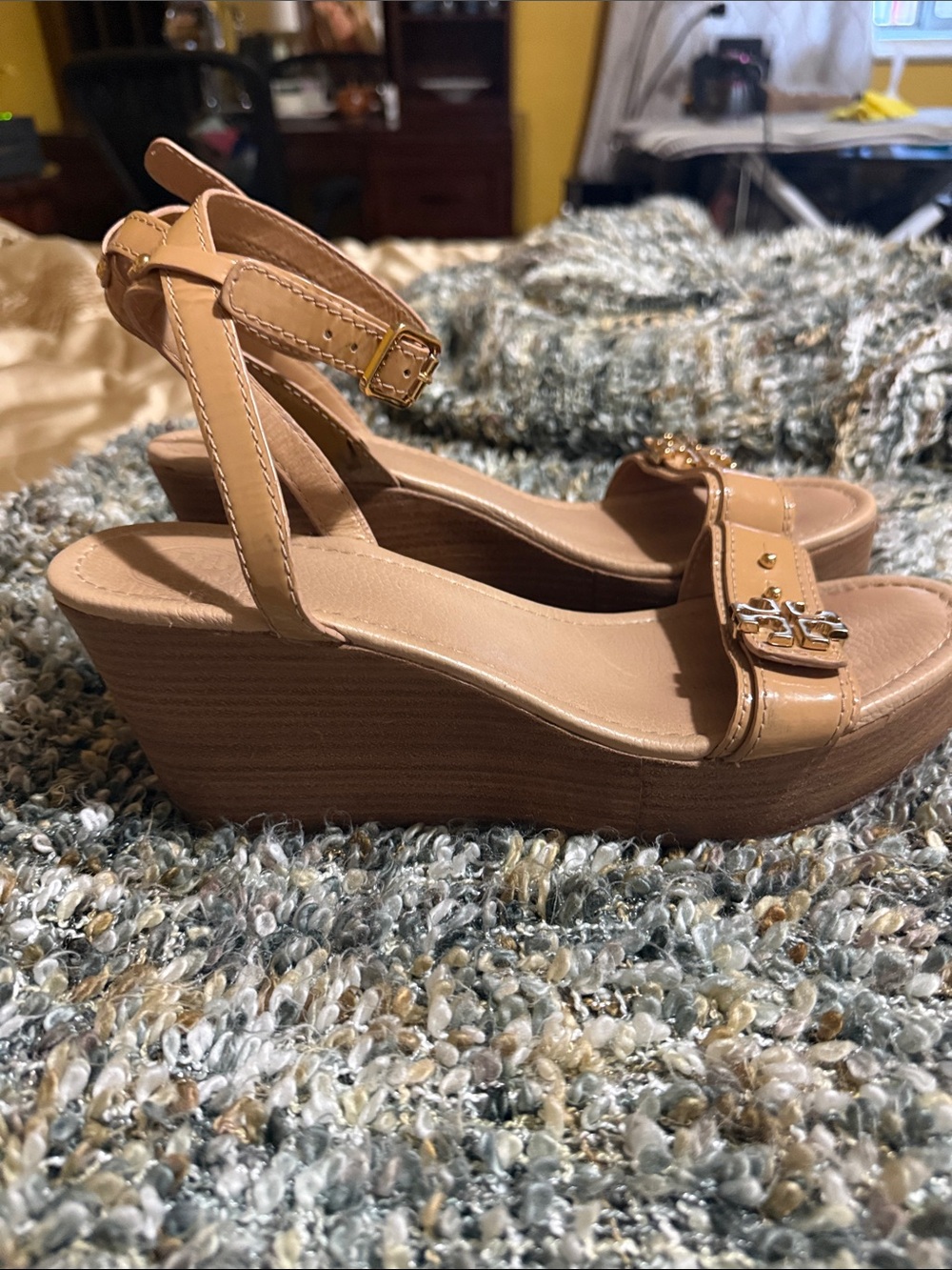 Tory Burch Beige Tan Leather Ankle-Strap Sandals with Gold Logo - Picture 5 of 5